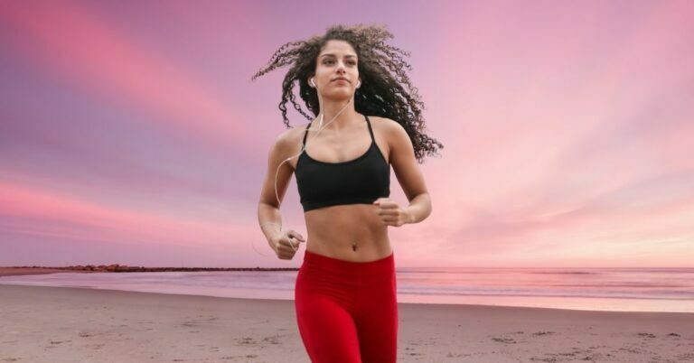 Met aan lopen op het strand
