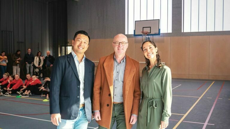 Justin en Ineke met schepen van sport Jose Debels