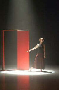 Danser opent een deur op het podium