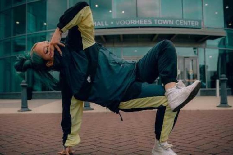 Hip Hop Danseres in een breakdance houding