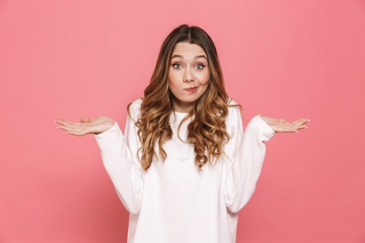 Een meisje stelt de vraag wat het verschil is tussen Yoga vs. Pilates.