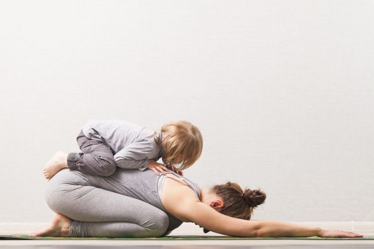 We-time dankzij ouder-kind yoga 1 Ouder-Kind Yoga oefening op de vloer