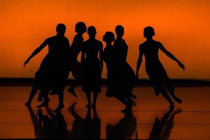 Voorbereidingstips voor danswedstrijden voor dansers van alle niveaus 3 Dansers tijdens een optreden op het podium
