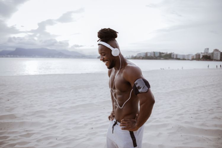 Een man aan het fitnessen op het strand