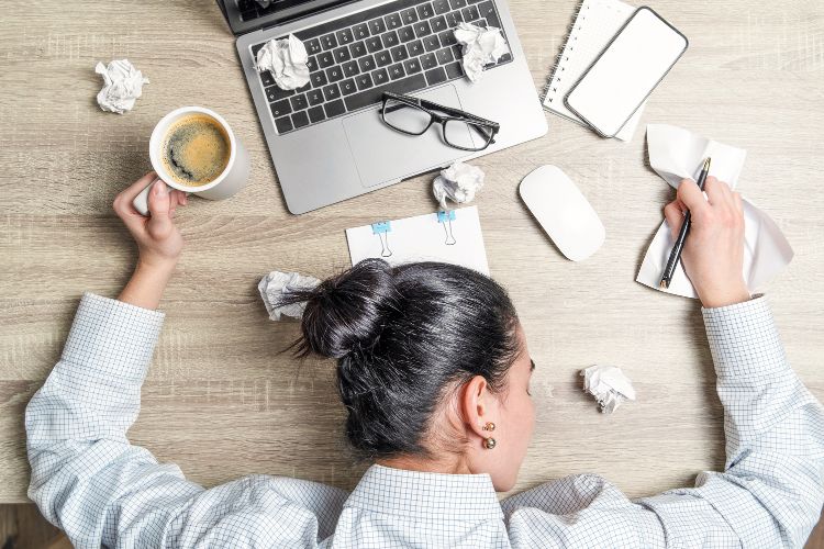 De 5 Tekenen Dat Je Een Giftige Werkomgeving Hebt 1 Een giftige werkomgeving is vermoeind