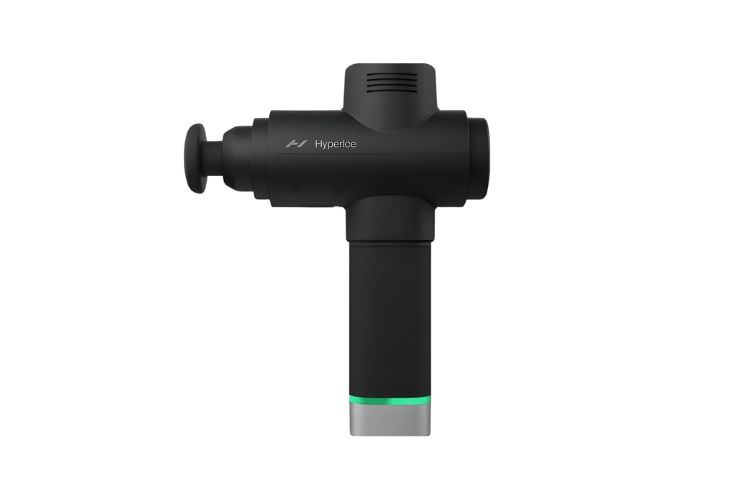 De 10 Beste Massage guns Om Spierpijn Te Verlichten 7 De Beste Massage Guns-serie presenteert een zwarte handmassagegun met een strak, modern design. Het heeft een cilindrisch lichaam en een loodrechte handgreep met het merk "Hyperice" op de zijkant. Een groen accentlicht siert de basis van de handgreep en de ronde massagekop is slim linksboven geplaatst.