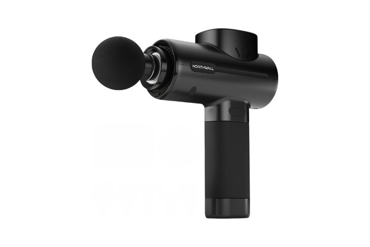De 10 Beste Massage guns Om Spierpijn Te Verlichten 13 Een strak, zwart handmassagepistool van Beste Massage Guns heeft een modern design met een cilindrische body en een ergonomische handgreep. Het ronde schuimrubberen opzetstuk en de minimale knoppen benadrukken de gebruiksvriendelijke interface, waardoor het de belichaming is van eenvoud en functionaliteit.