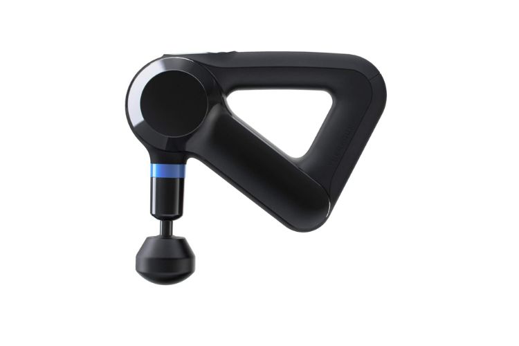De 10 Beste Massage guns Om Spierpijn Te Verlichten 5 Er wordt een zwart driehoekig massagepistool met een strak design getoond. Het heeft een ergonomische grip en een afgeronde massagekop. Een blauwe streep is zichtbaar bij het bevestigingspunt, wat het moderne gevoel versterkt. Vaak geprezen als een van de beste massagepistolen, is het ideaal voor spierontspanning en ontspanning.