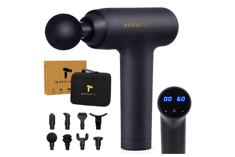 De 10 Beste Massage guns Om Spierpijn Te Verlichten 8 Een strak zwart MusclePro Massagegun (Professioneel Massagepistool) met een digitaal display dat "60" aangeeft. Het bevat acht afneembare massagekoppen, een zwarte draagtas met het MusclePro-logo en een gele doos met het merk MusclePro. Het pistool heeft een ergonomisch ontwerp dat perfect is voor professioneel gebruik.