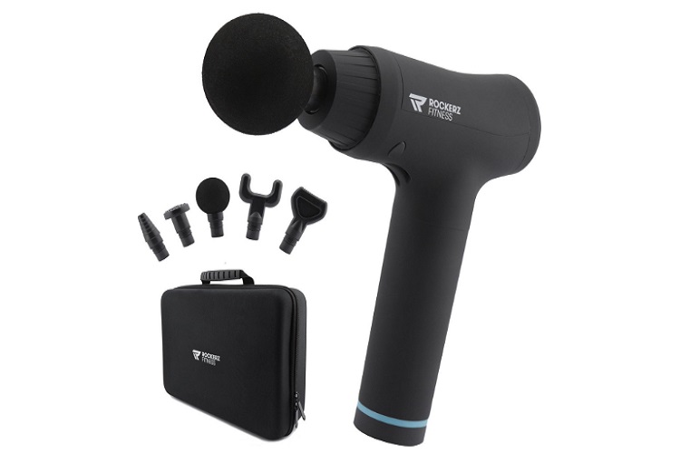 De 10 Beste Massage guns Om Spierpijn Te Verlichten 9 Een zwarte Rockerz Fitness Massage Gun (Draadloos Massagepistool) met een merklabel verschijnt naast vijf verwisselbare massagekoppen en een zwarte draagtas met hetzelfde logo. Het massagepistool heeft een ergonomische handgreep en is ontworpen voor spierontspanning en deep tissue massage.