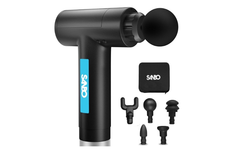 De 10 Beste Massage guns Om Spierpijn Te Verlichten 11 Een zwarte handzame Sanbo Massage Gun Prime met een blauw logo met de tekst "SANBO" op de zijkant. Het apparaat wordt geleverd met five verschillende bevestigbare koppen voor verschillende massagebehoeften, waaronder een balkop, vorkkop, platte kop, kogelkop en nog een andere. Een vierkante zwarte draagtas met het "SABO"-logo wordt ook getoond.