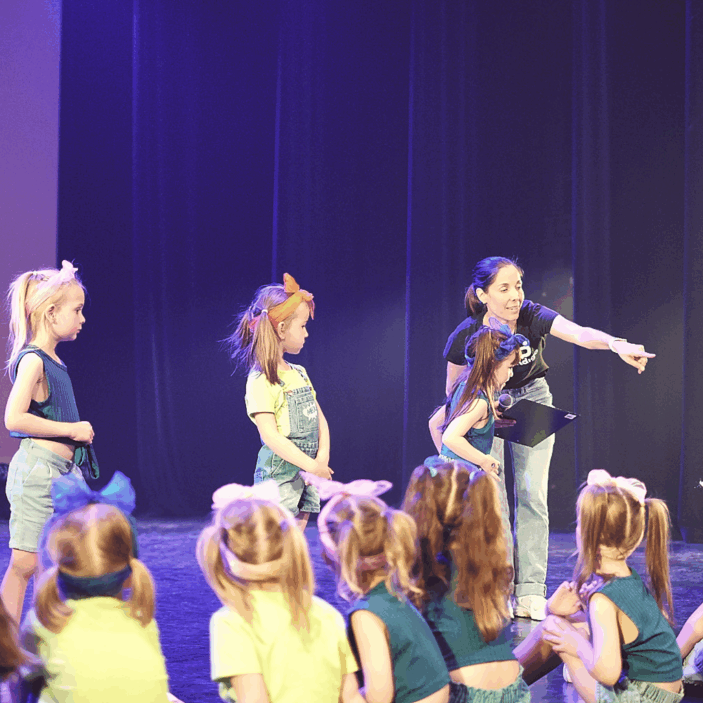 Kleuterdans 1 Kleuterdans juf Ineke op het podium tijdens een repetitie met Kleuterdans groep.