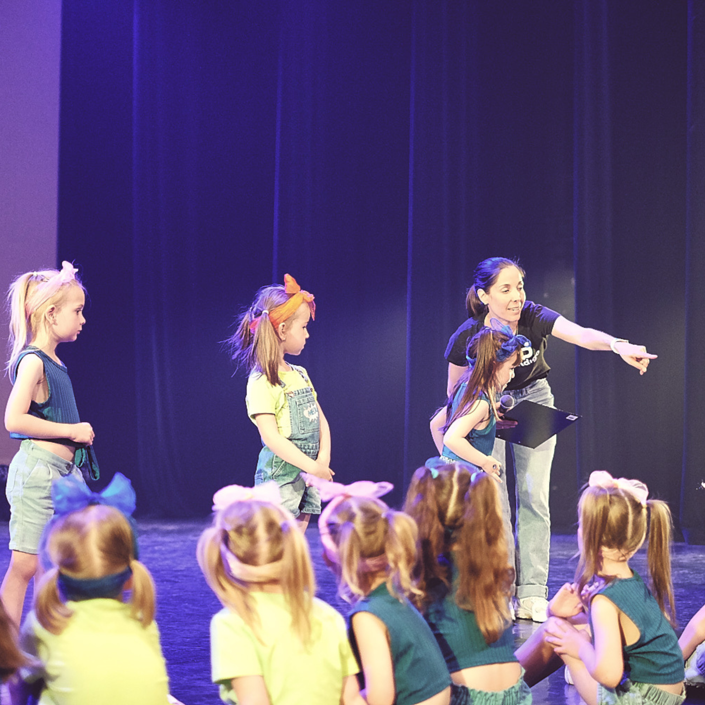 Kleuterdans 1 Kleuterdans juf Ineke op het podium tijdens een repetitie met Kleuterdans groep.