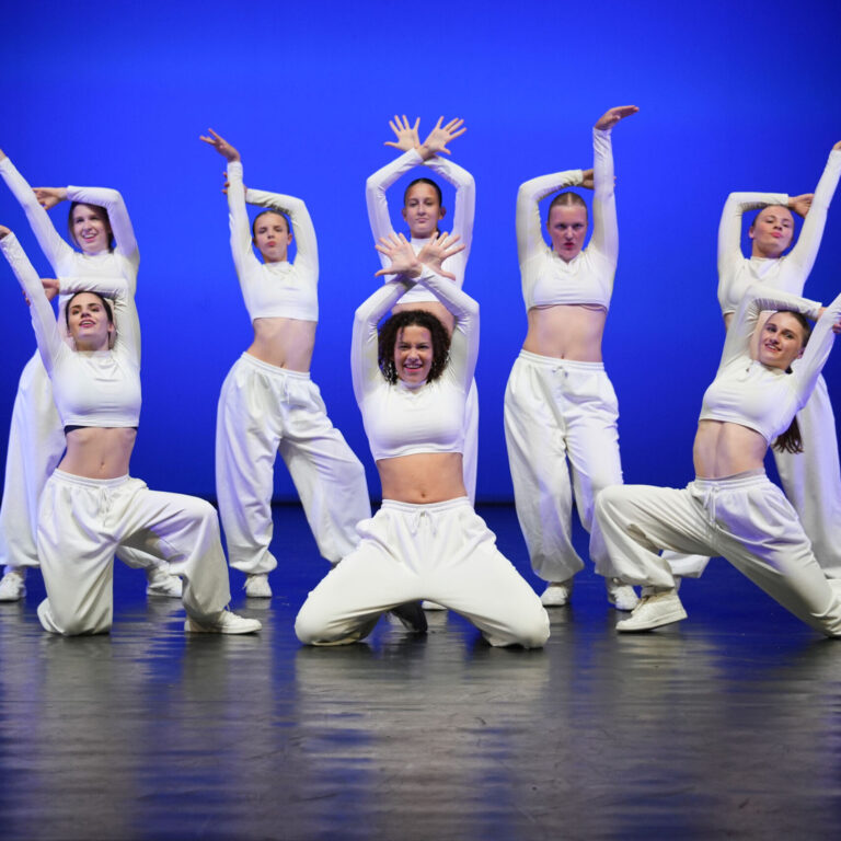 Ndigo Hip Hop dansers in het wit gekleed.