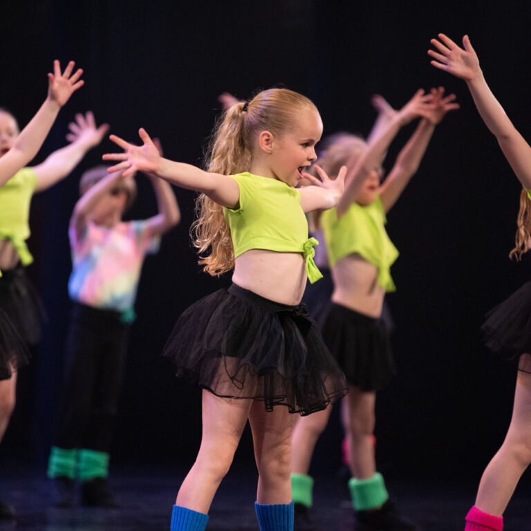 Een Funky Dance groep op het podium tijdens een voorstelling