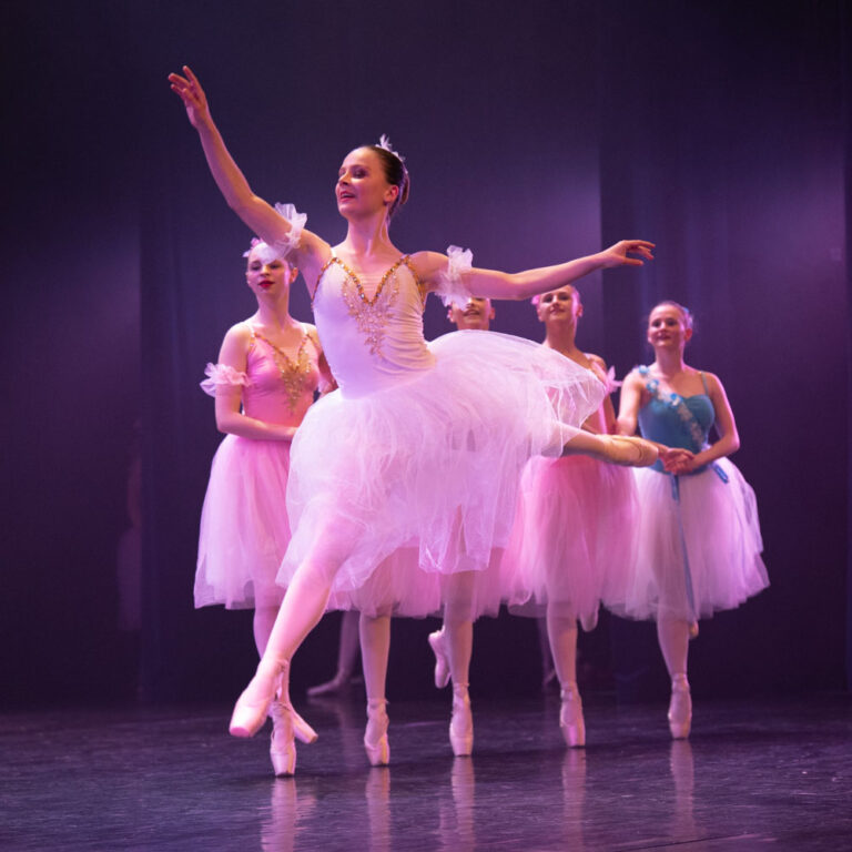 Een Pointes & Repertoire groep aan het danse op het podium in CC De Spil Roeselare